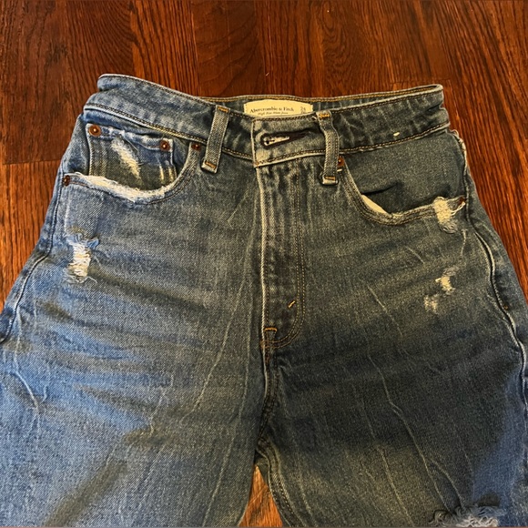 Abercrombie and Fitch High Rise Mom Jeans - Picture 4 of 9